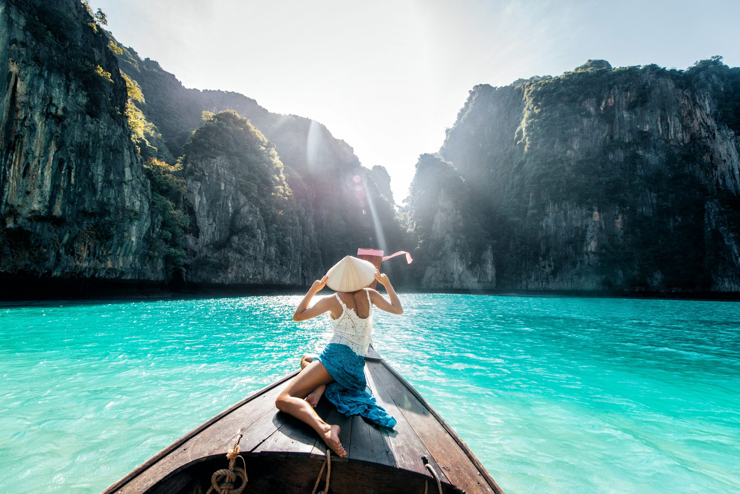 Femme sur un bateau paysage thaïlande